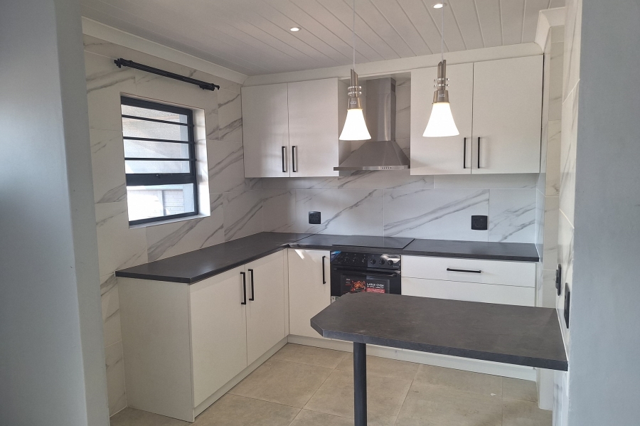 To Let 4 Bedroom Property for Rent in Protea Village Western Cape